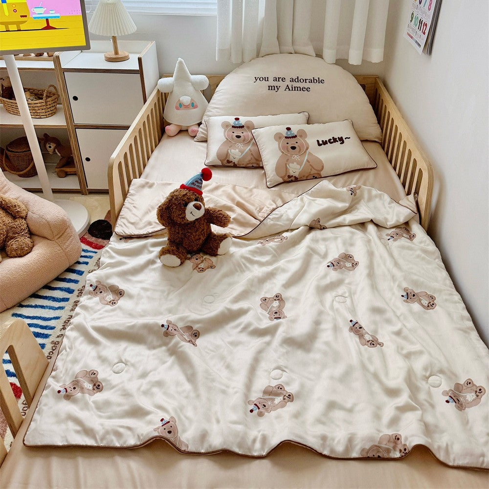 Kids bedding set with lightweight quilted blanket and cute animal print