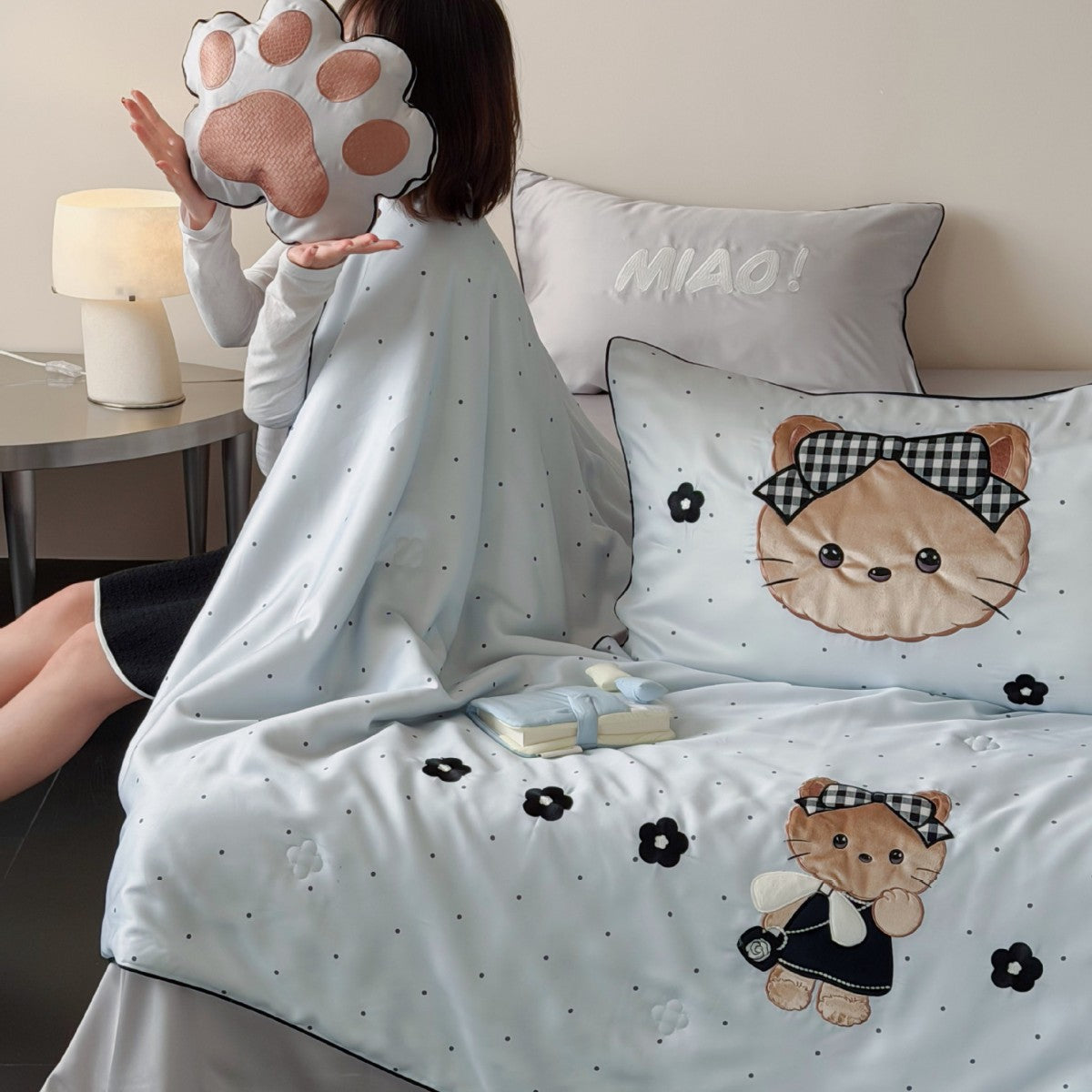 Children's bedding set with quilted cover and bear application
