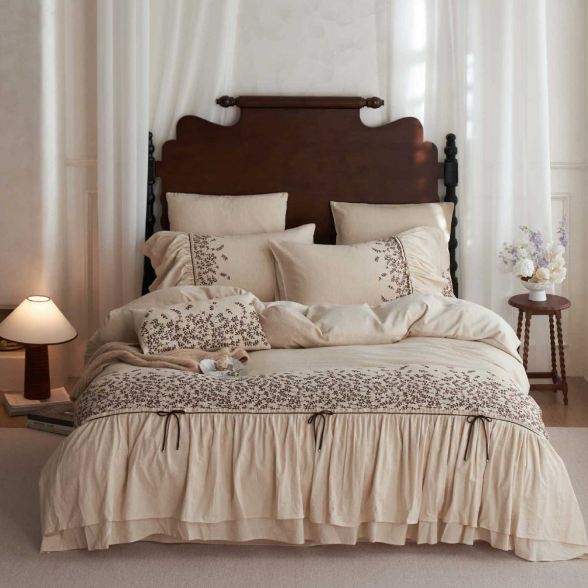 Bedding set with tiered ruffle, fine decorative seam and butterfly motif