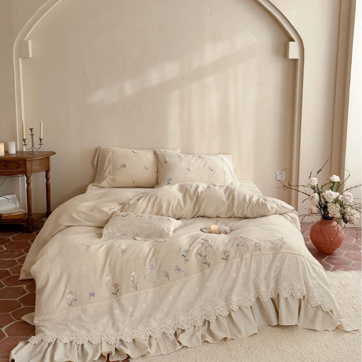 Bedding set made of cotton-linen with floral embroidery, ruffles & lace