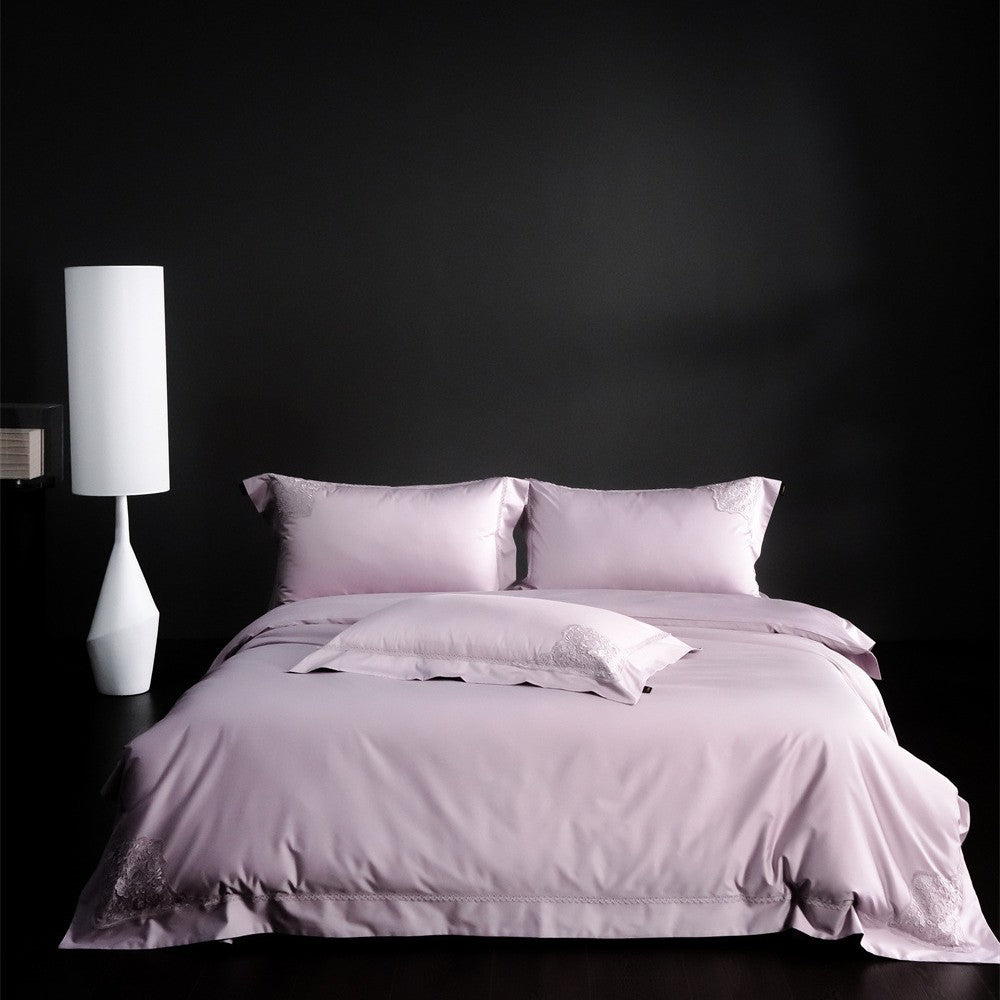 Duvet cover set made of fine cotton satin with subtle corner embroideries