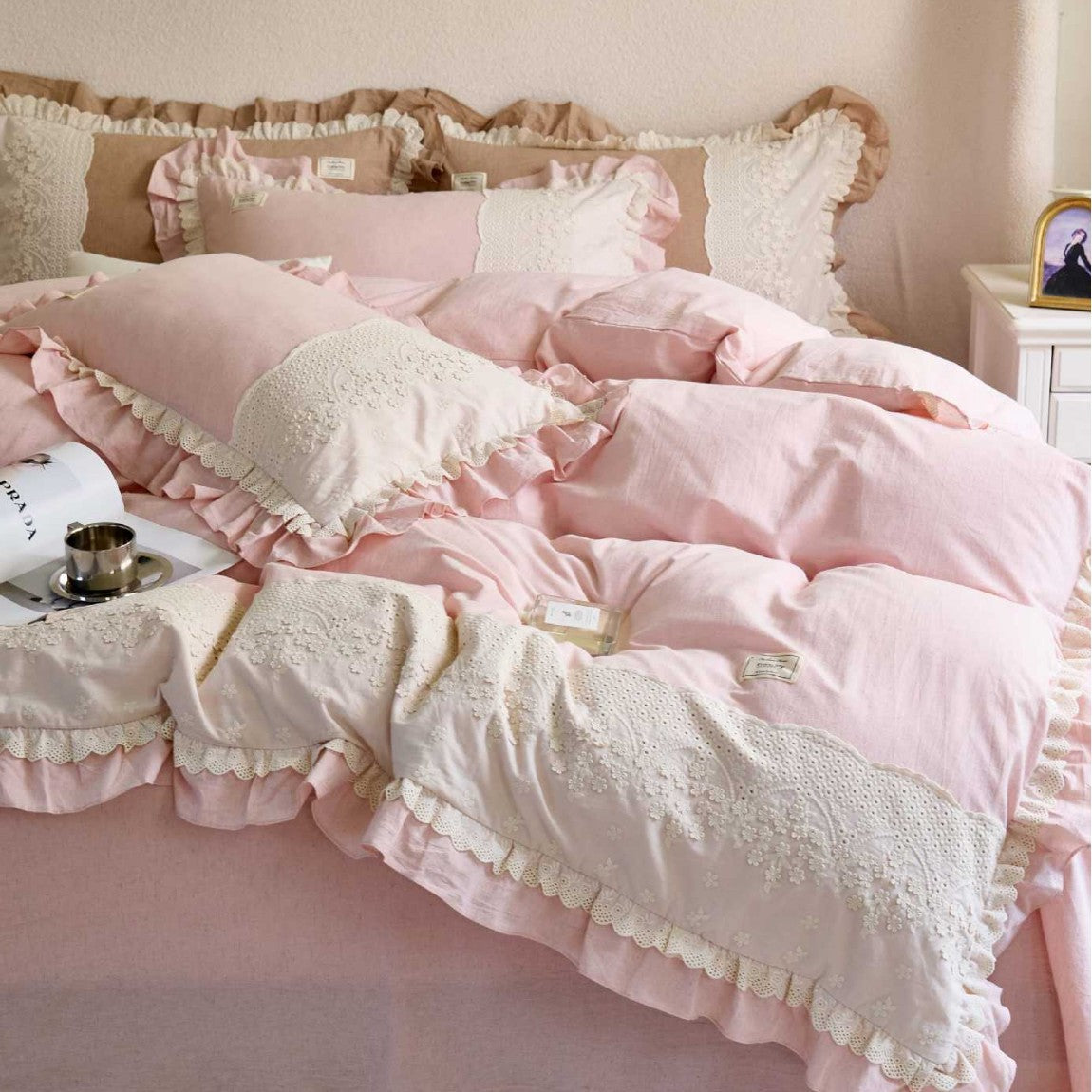 Bedding set made of cotton-linen with crochet lace trim, embroidered borders and ruffled edge