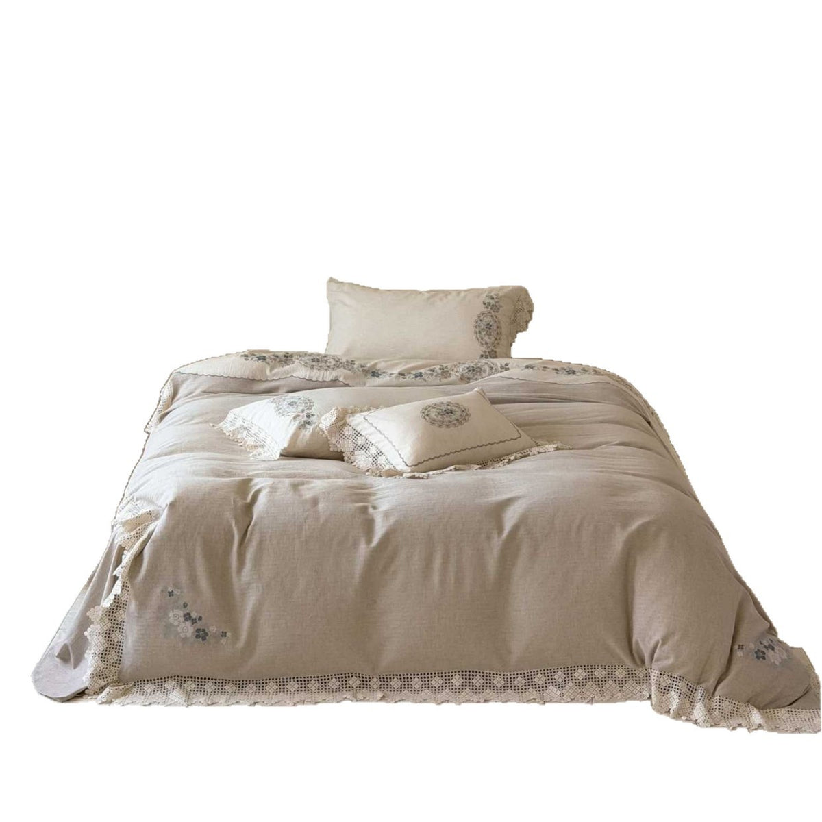 Romantic bedding set made of linen-cotton mix with lace trim and floral embroidery