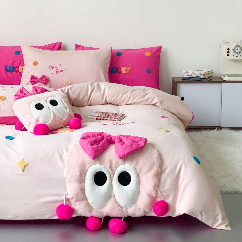 Playful cotton satin bed linen set with plush appliqué and reversible pillow