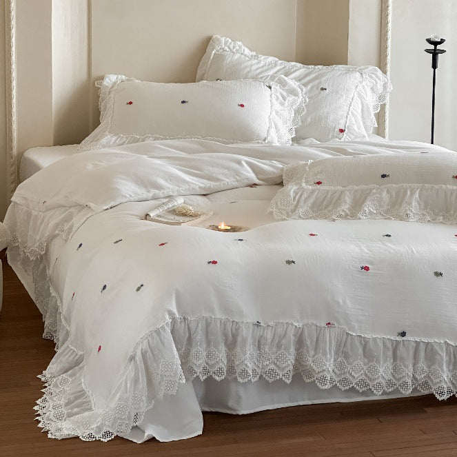 Bedding set in vintage look made of lightweight cotton muslin with lace ruffle and fine floral embroidery
