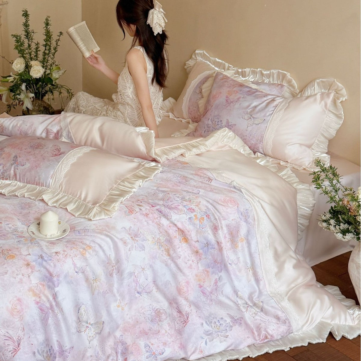 Vintage-style bedding set in silky satin with ruffled border and lace panel