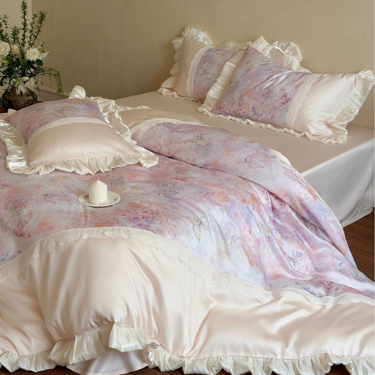 Vintage-style bedding set in silky satin with ruffled border and lace panel