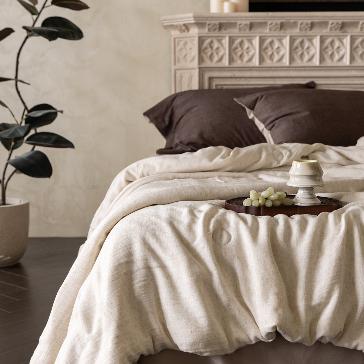 Linen duvet cover with natural washed look and concealed button closure