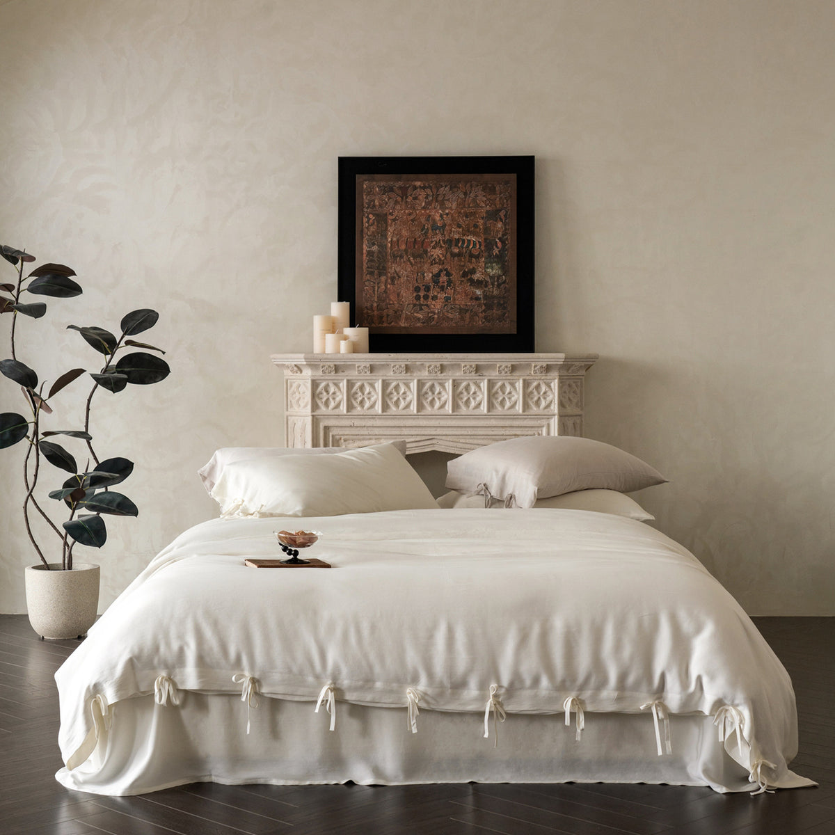 Bedding set with ties and bed skirt made of high-quality cotton percale