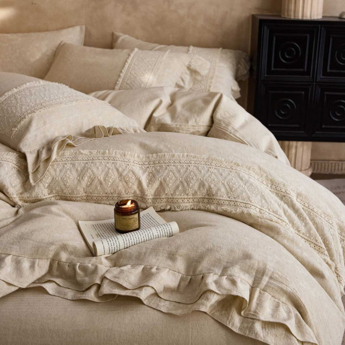 Bedding set made of washed linen with decorative lace trim and ruffle