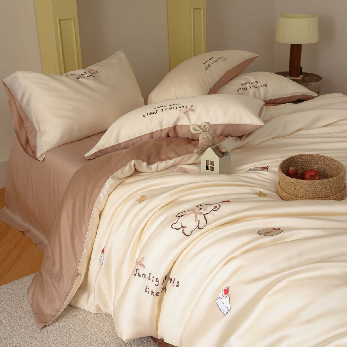 Children's bedding set with embroidered animal and dessert motifs made of cotton satin