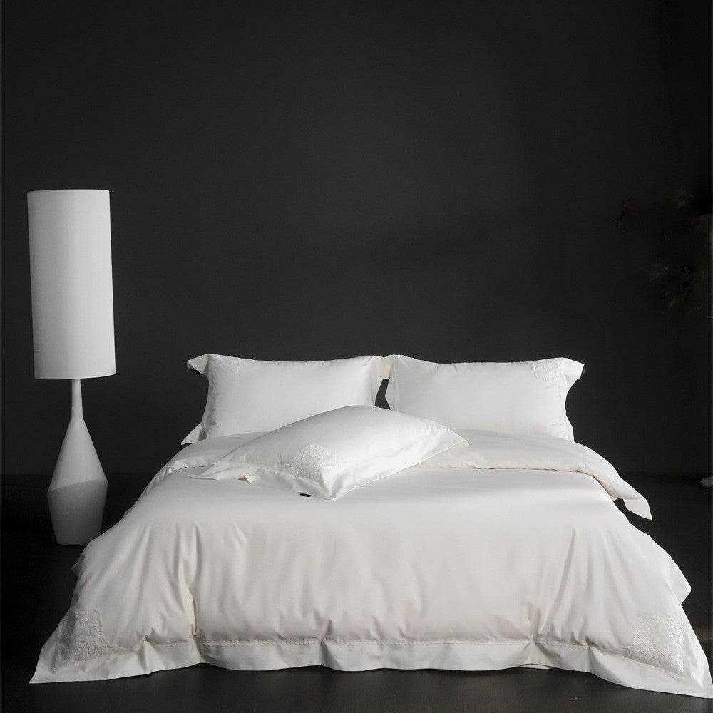 Duvet cover set made of fine cotton satin with subtle corner embroideries