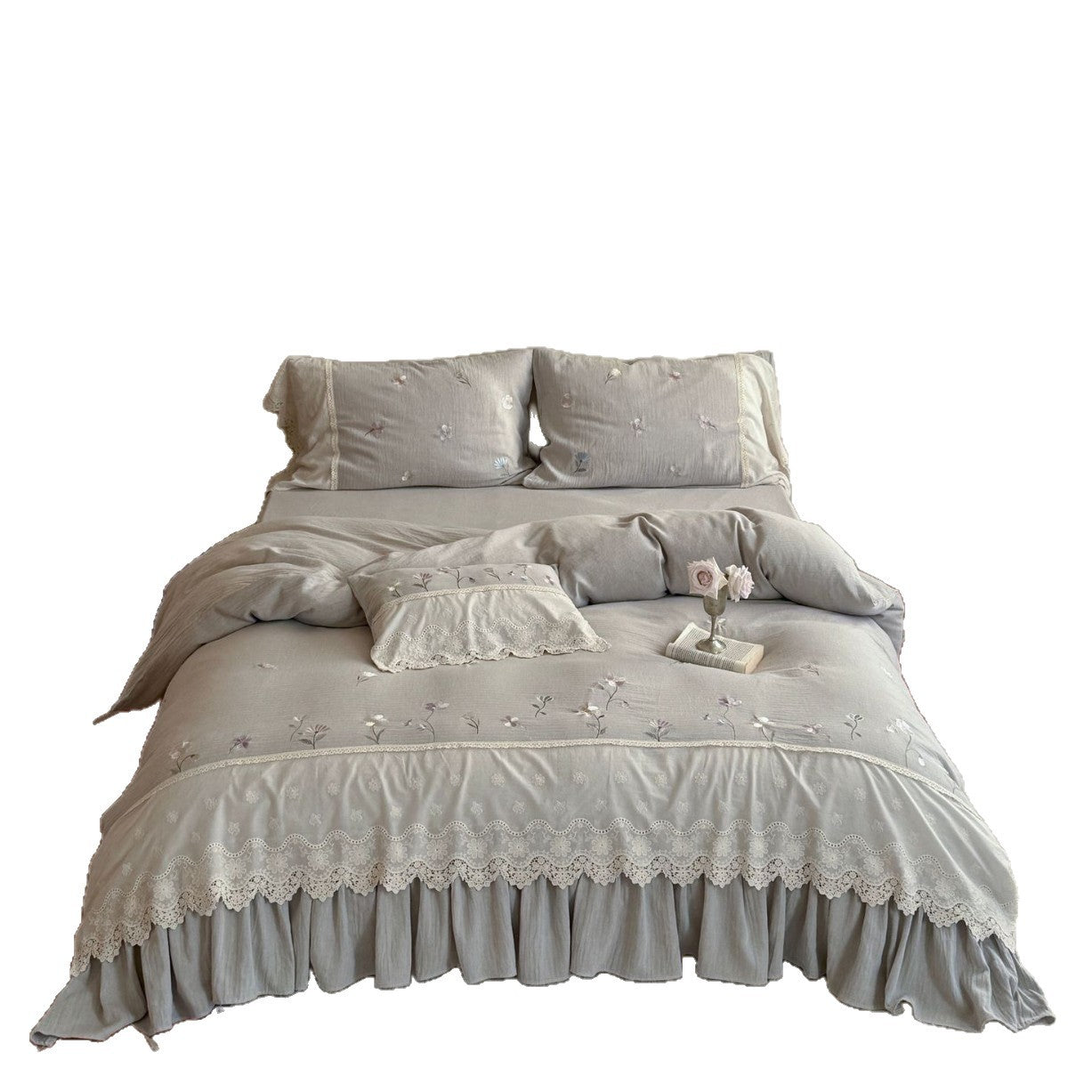 Bedding set made of cotton-linen with floral embroidery, ruffles & lace