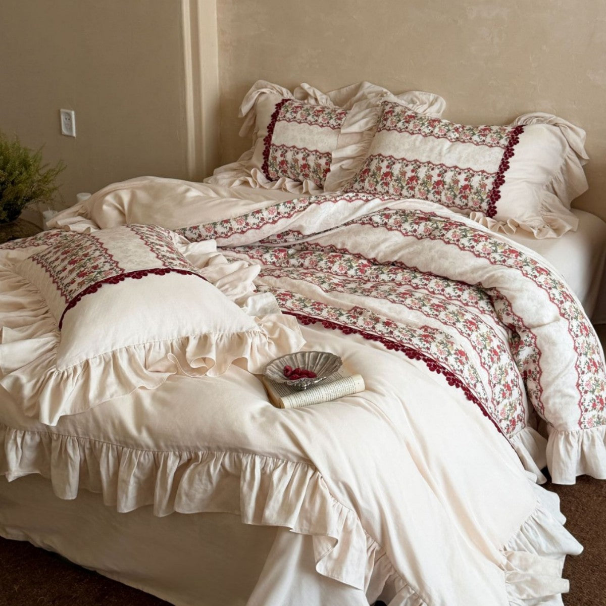 Romantic bedding set made of cotton-linen mix with ruffle edge & botanical border embroidery