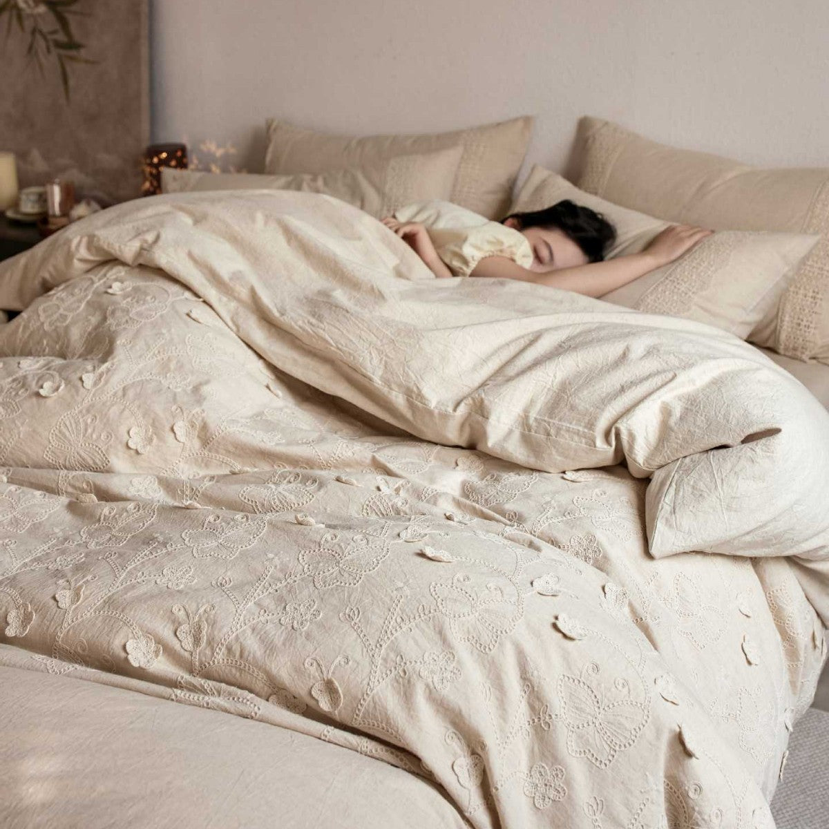 Cotton-linen bedding set with 3D flower embroidery and light quilt