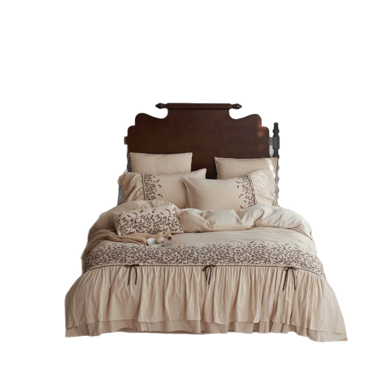 Bedding set with tiered ruffle, fine decorative seam and butterfly motif