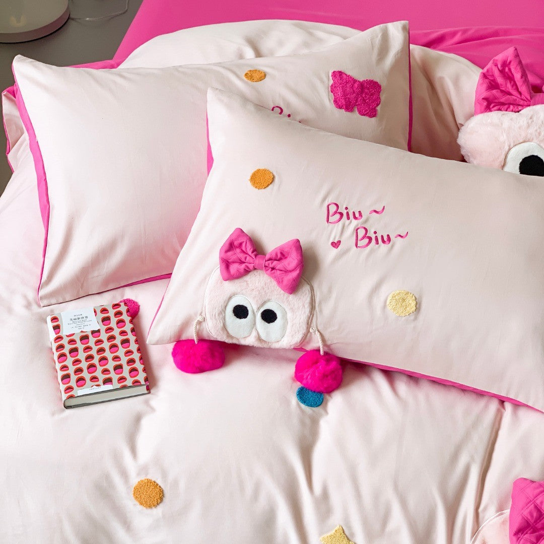 Playful cotton satin bed linen set with plush appliqué and reversible pillow