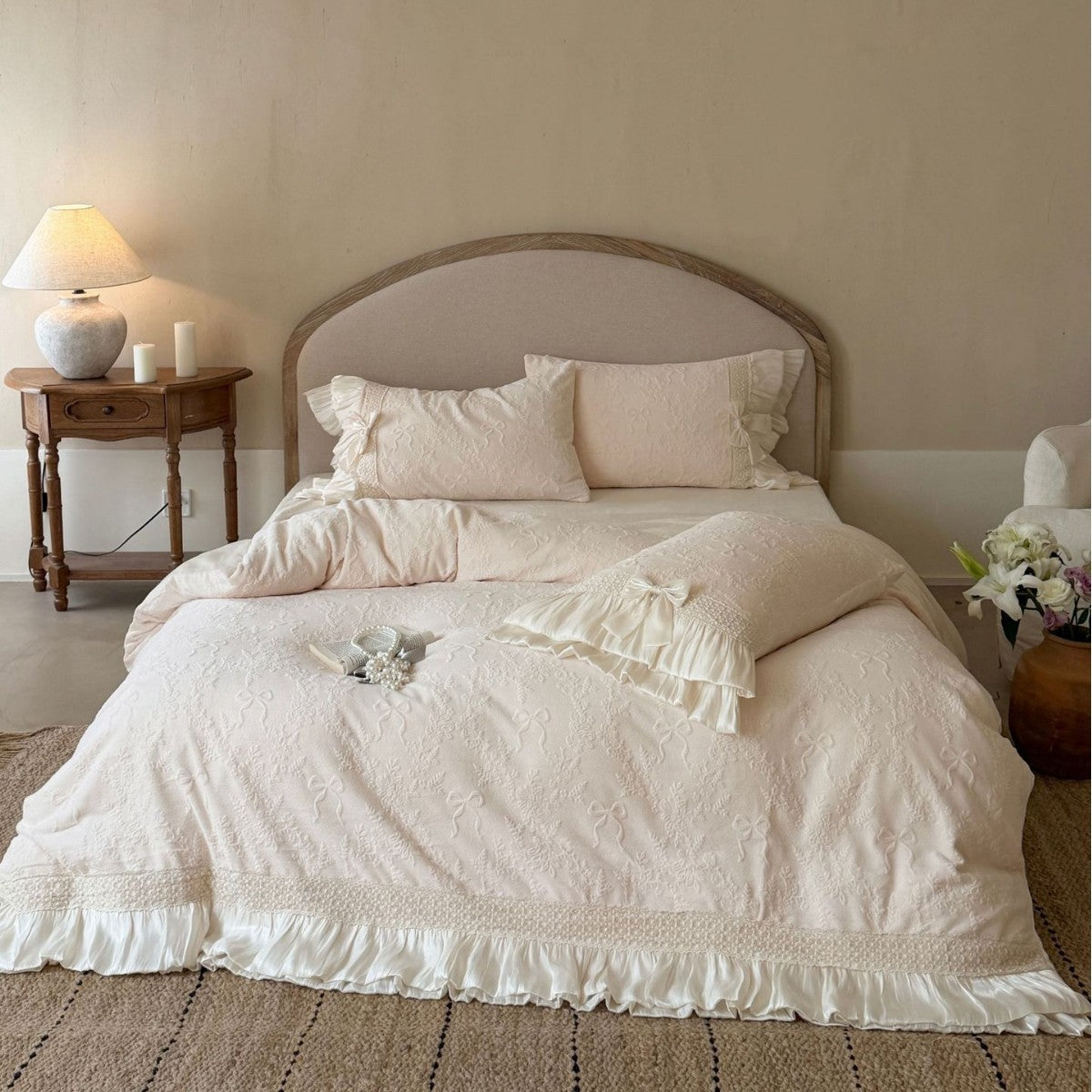 Bedding set with quilted jacquard structure and pleated ruffle