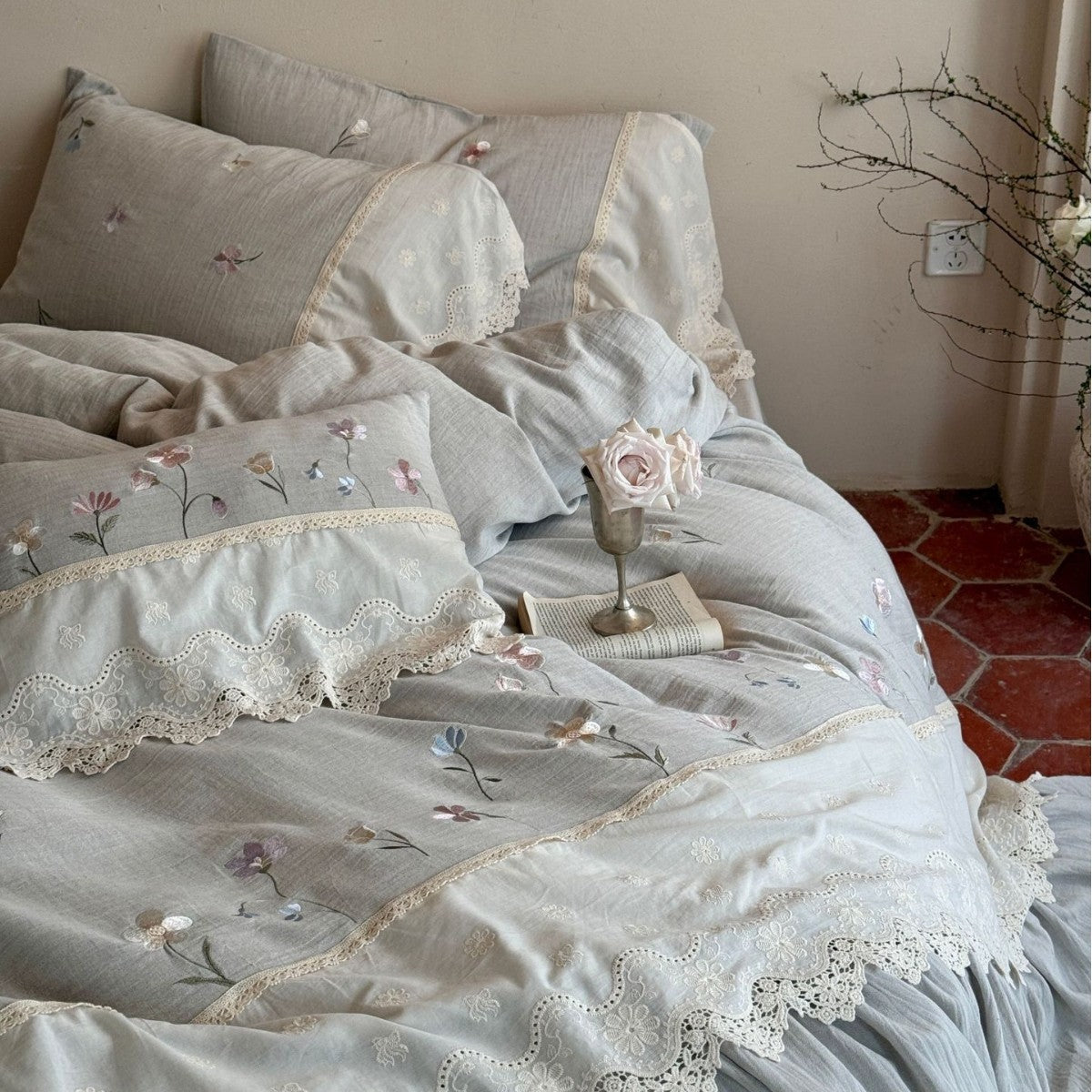 Bedding set made of cotton-linen with floral embroidery, ruffles & lace