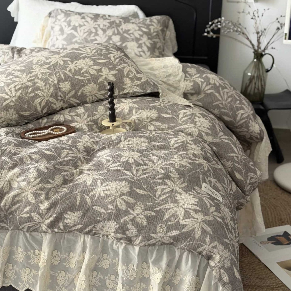 Quilted cotton quilt bedding set with vintage rose print and seersucker texture