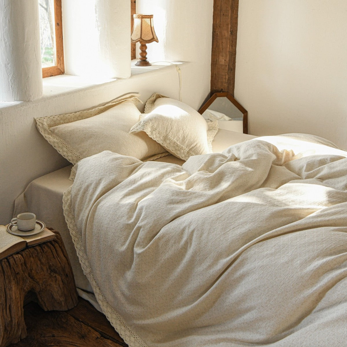 High-quality linen bedding set with lace trim & fitted sheet