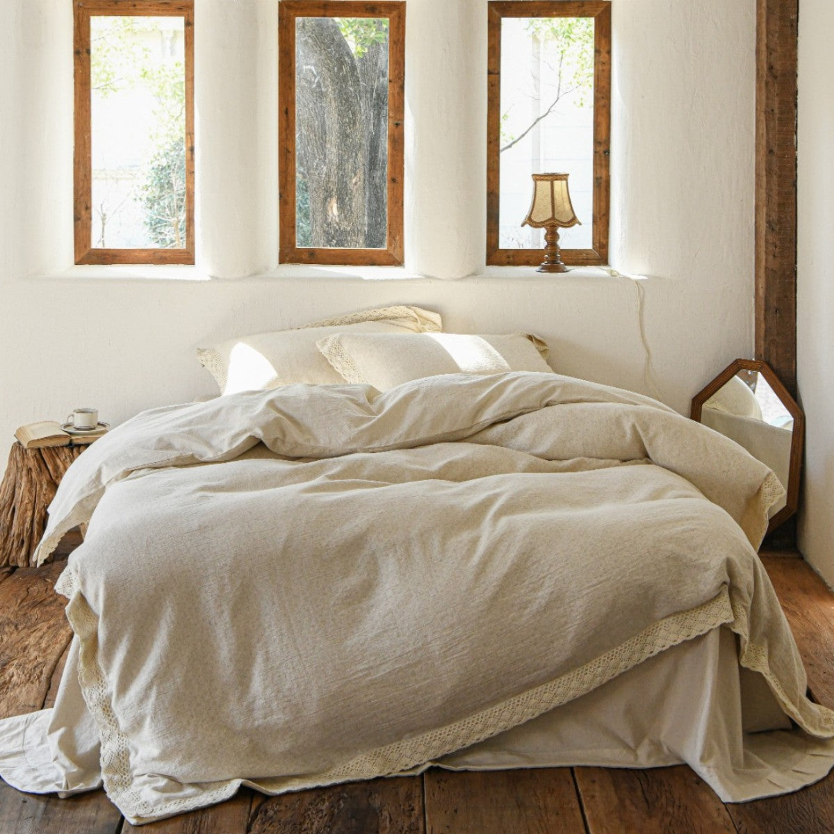 High-quality linen bedding set with lace trim & fitted sheet