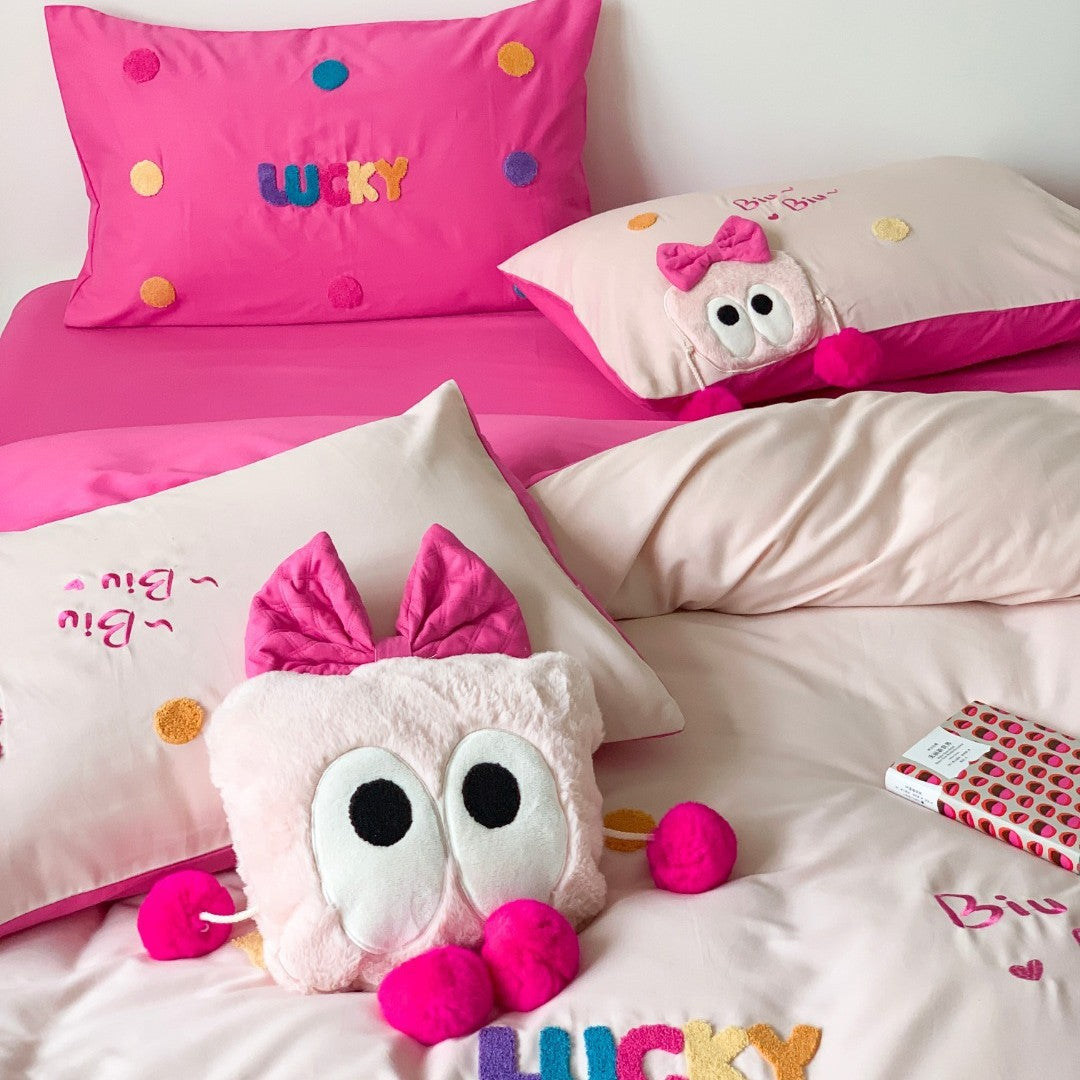 Playful cotton satin bed linen set with plush appliqué and reversible pillow