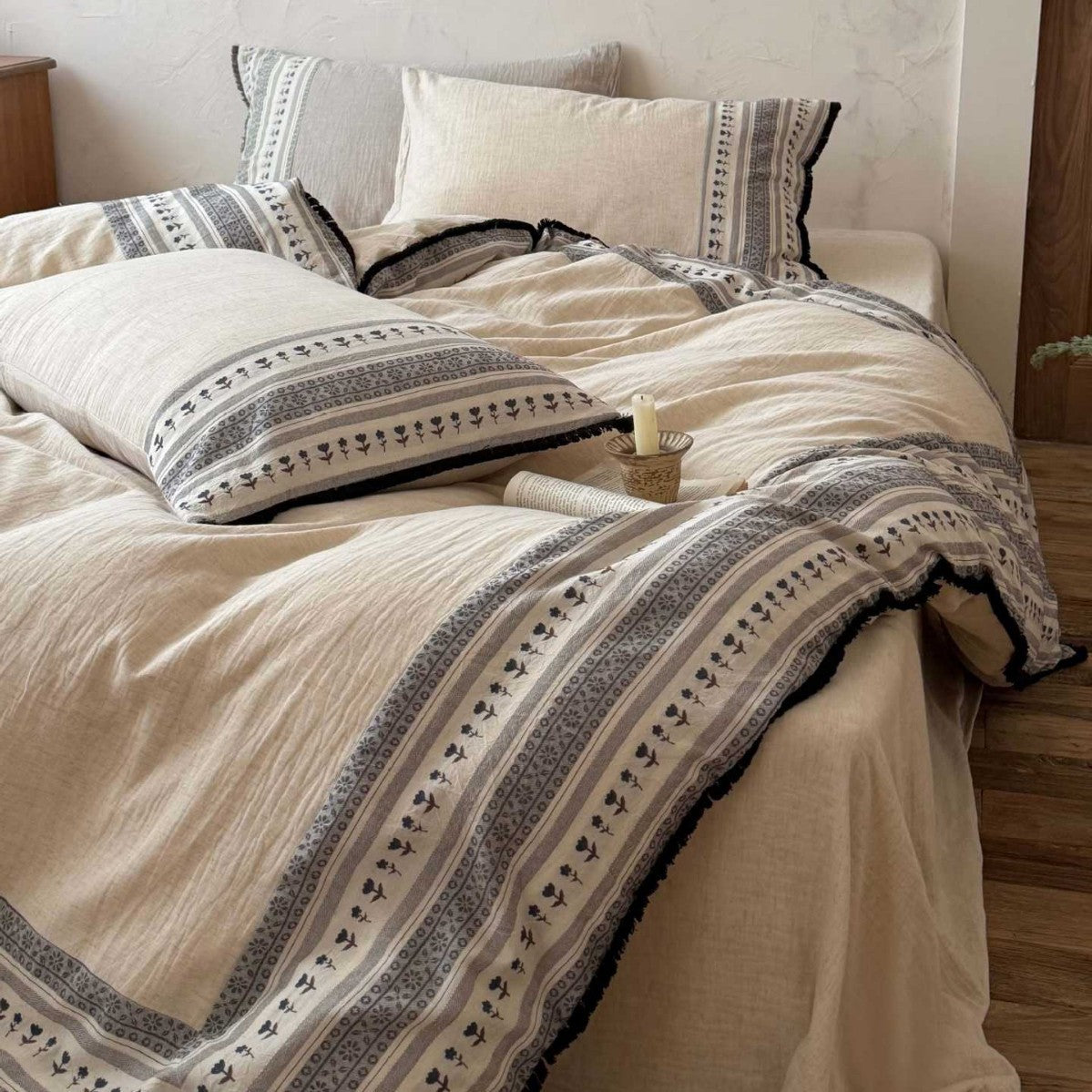 Country house style bedding set with striped floral border and fringes
