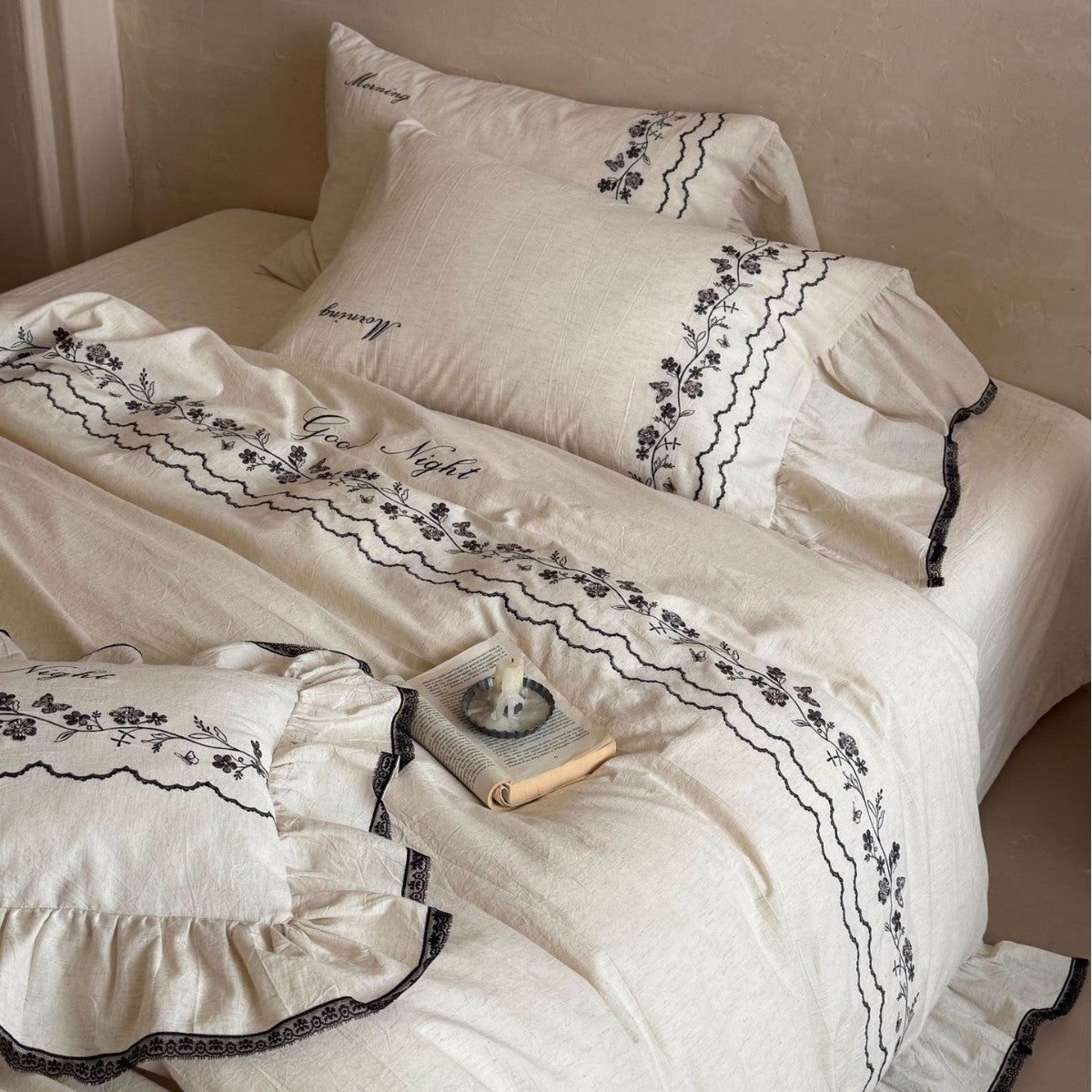 Bedding set with embroidered ruffles and linen look