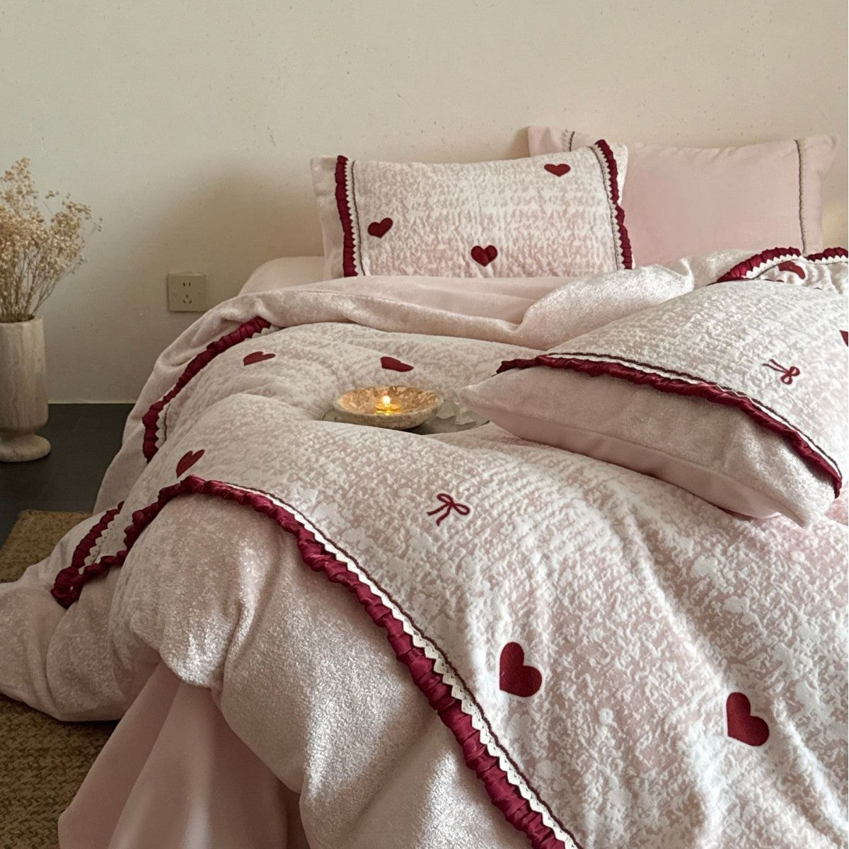 Quilted bedding set with heart and bow appliqué