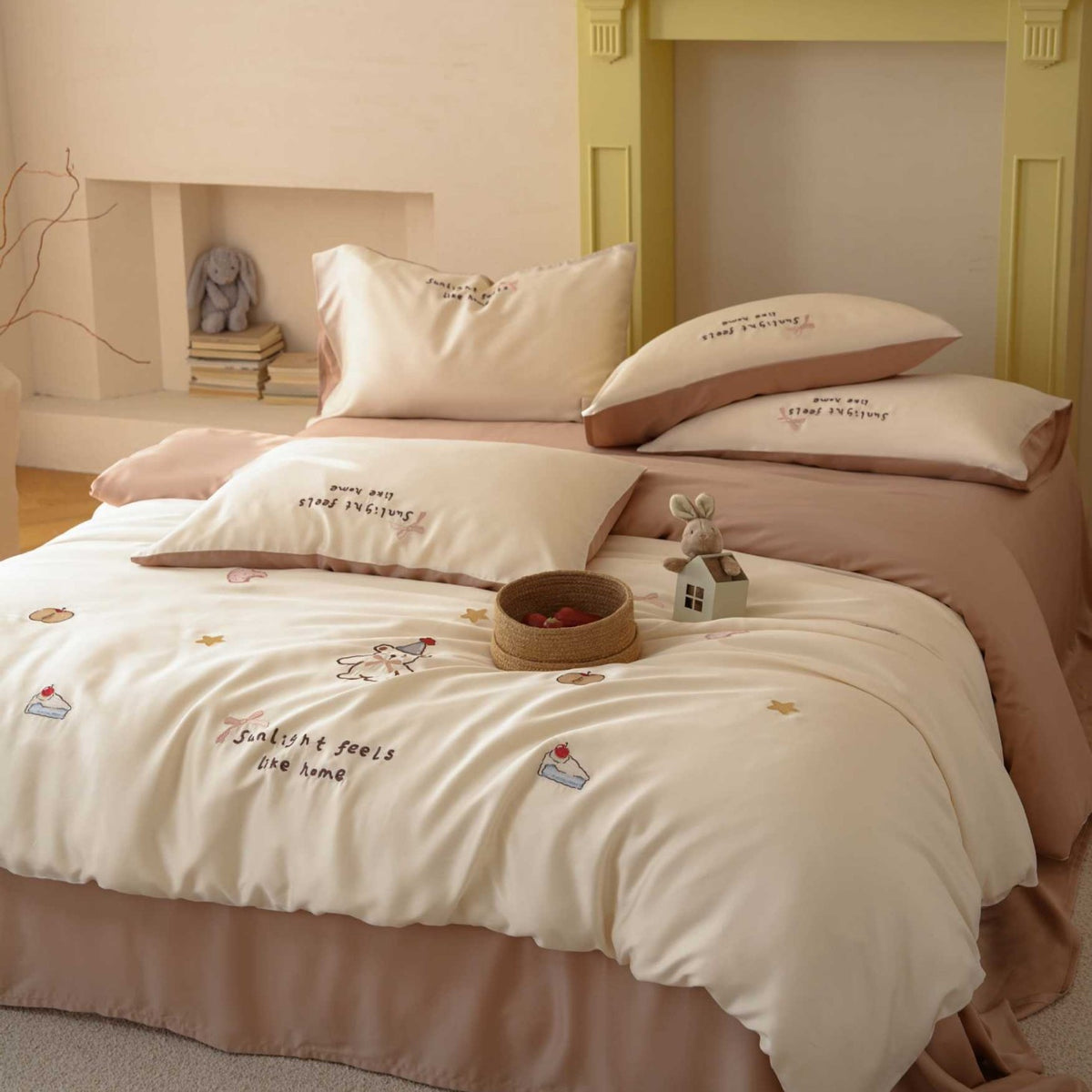 Children's bedding set with embroidered animal and dessert motifs made of cotton satin