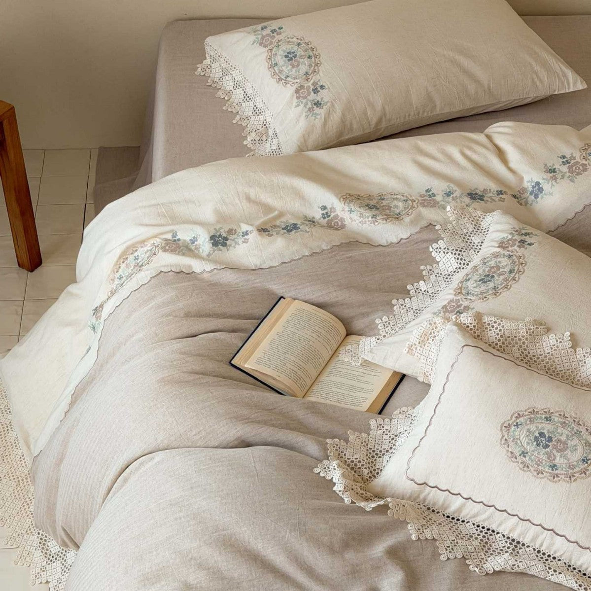 Romantic bedding set made of linen-cotton mix with lace trim and floral embroidery