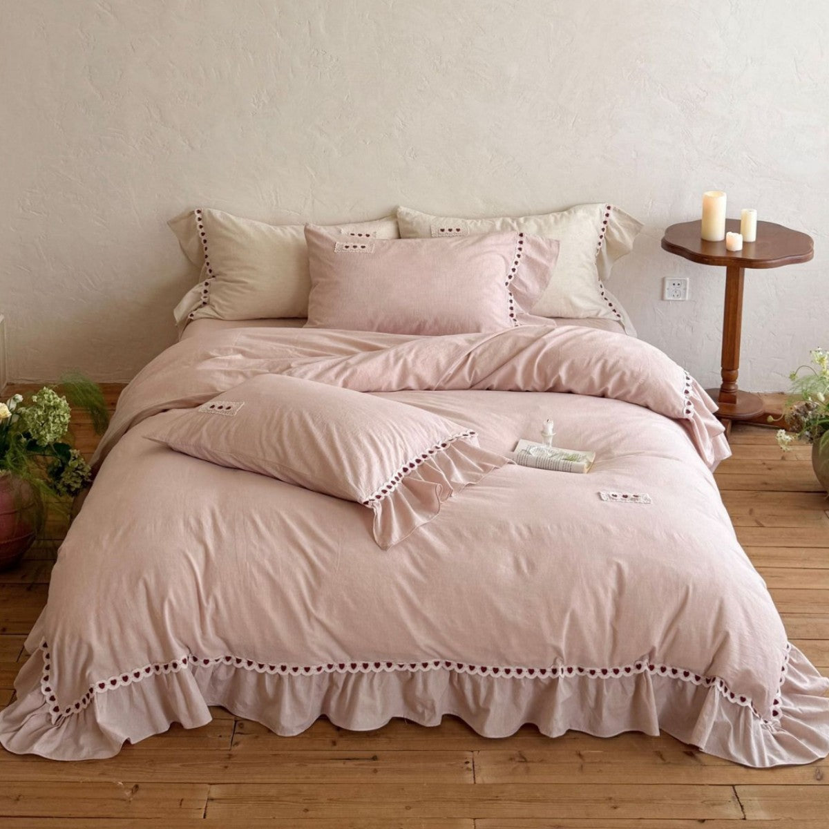 Romantic ruffled bedding set made of cotton with heart-shaped border