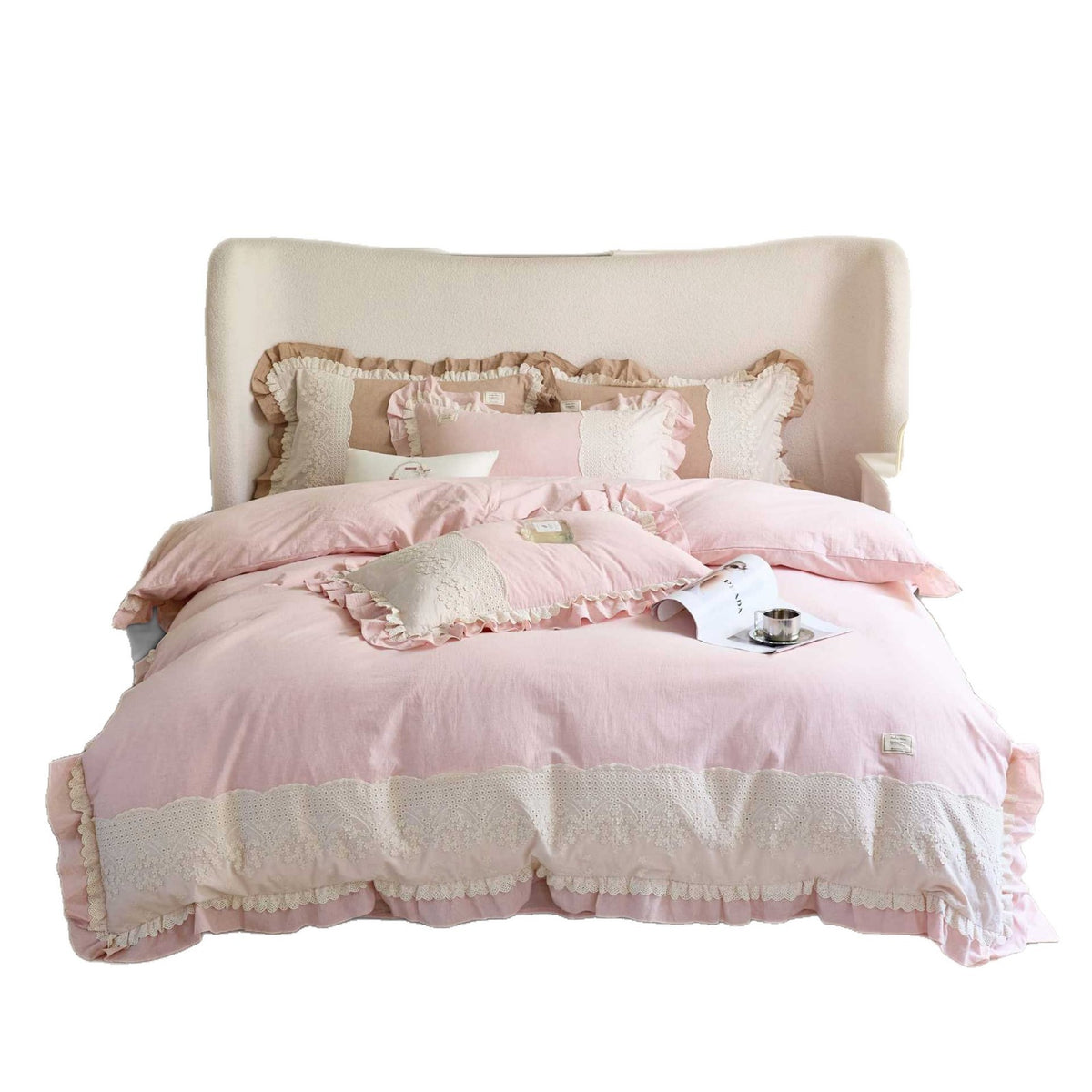 Bedding set made of cotton-linen with crochet lace trim, embroidered borders and ruffled edge
