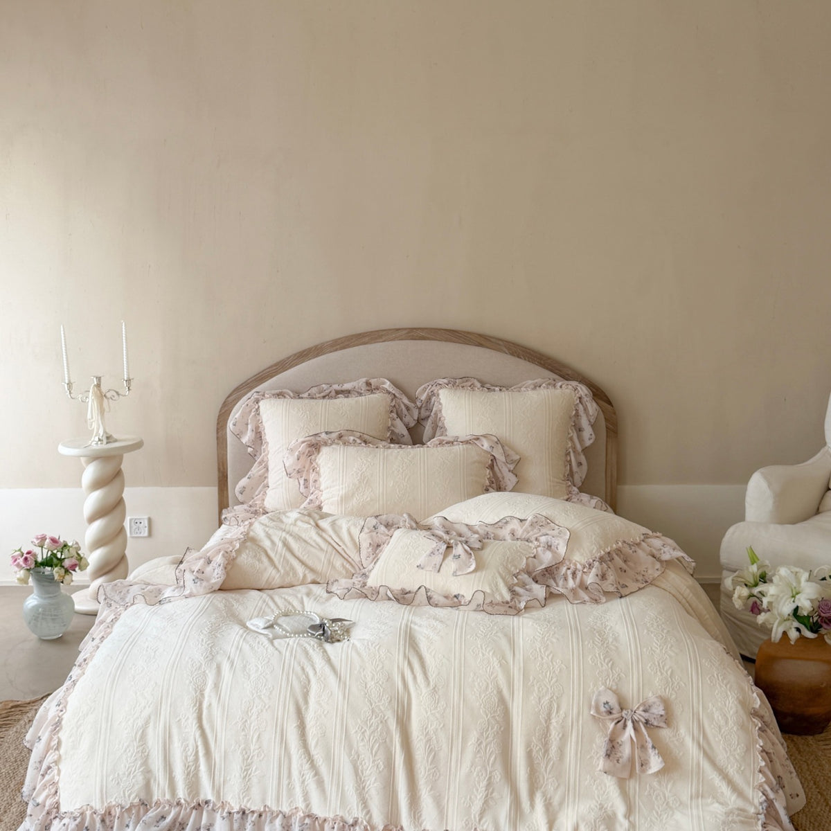 Romantic cotton bedding set with jacquard structure, ruffles and bow trim