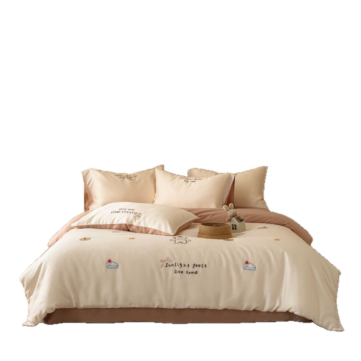 Children's bedding set with embroidered animal and dessert motifs made of cotton satin