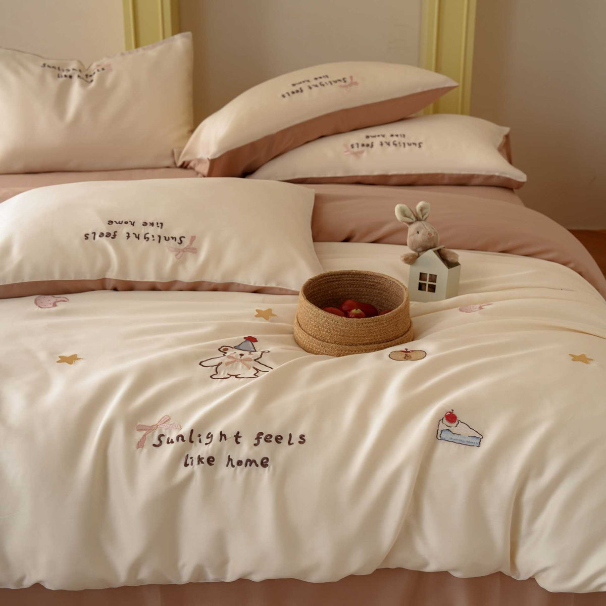 Children's bedding set with embroidered animal and dessert motifs made of cotton satin