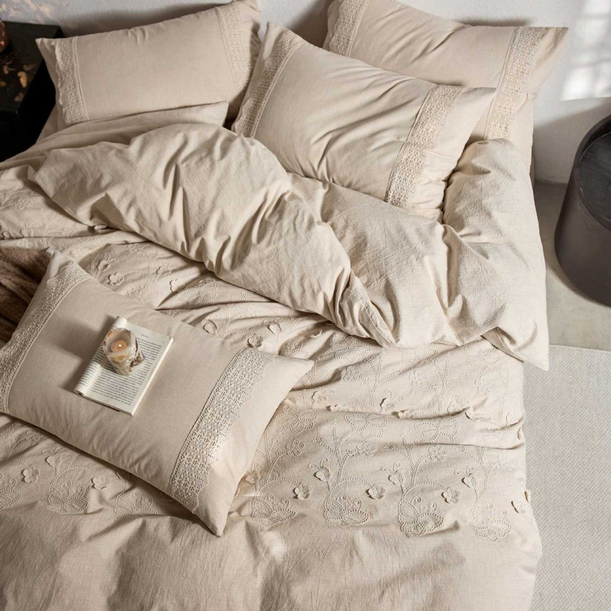 Cotton-linen bedding set with 3D flower embroidery and light quilt