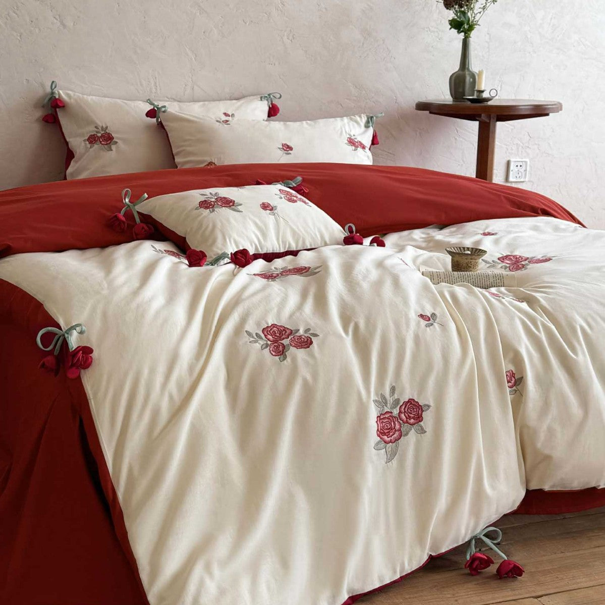 Embroidered cotton bedding set with rose appliqués and tassels