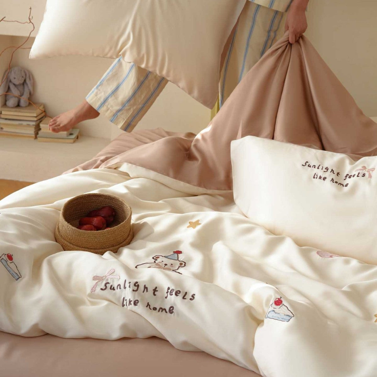 Children's bedding set with embroidered animal and dessert motifs made of cotton satin