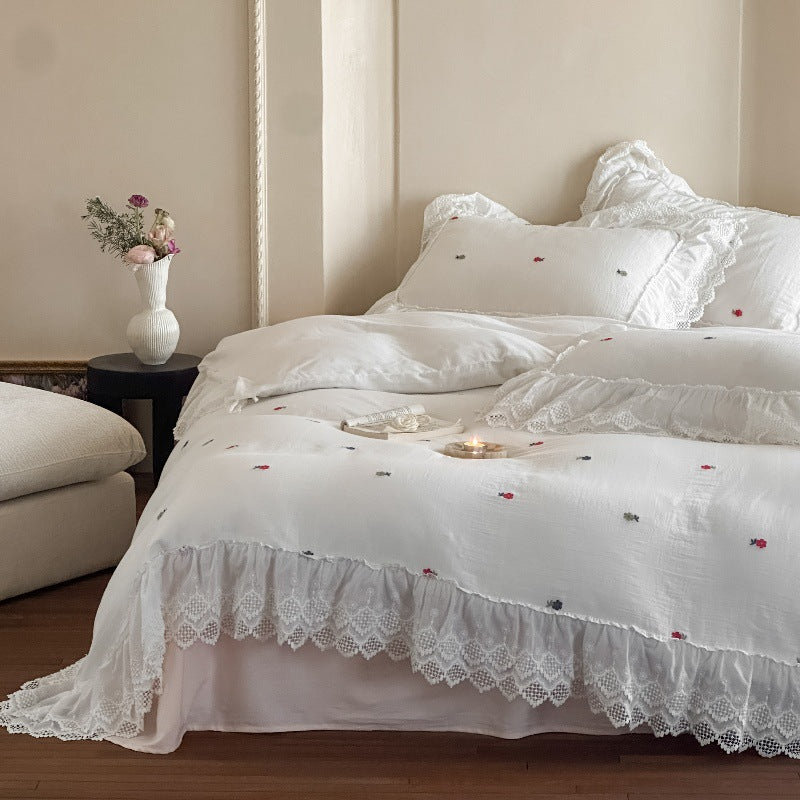 Bedding set in vintage look made of lightweight cotton muslin with lace ruffle and fine floral embroidery