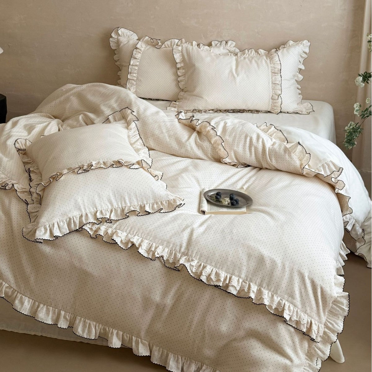 Bedding set made of cotton satin with ruffled flounce and fine polka dot pattern