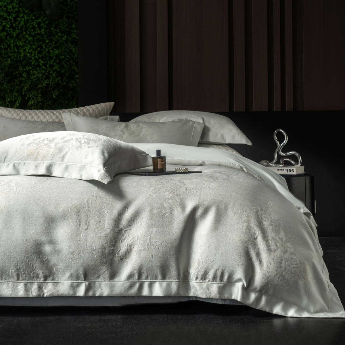 Elegant jacquard bedding set with floral relief and quilted bedspread