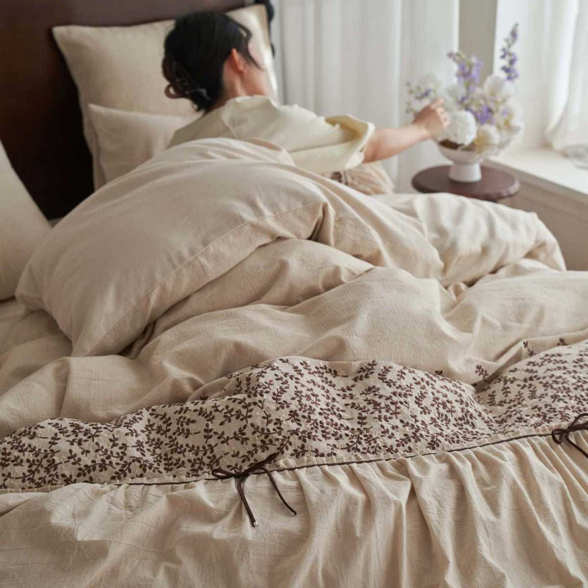 Bedding set with tiered ruffle, fine decorative seam and butterfly motif