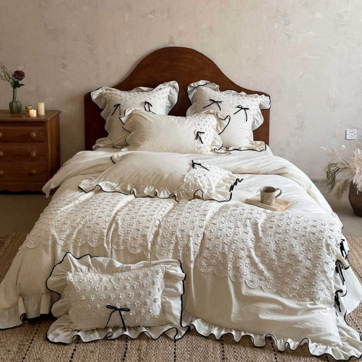 Romantic cotton-linen bed linen set with broderie anglaise, frills, and contrast piping