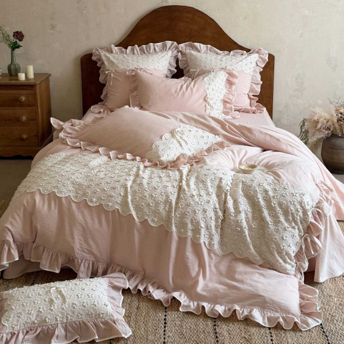 Romantic cotton-linen bed linen set with broderie anglaise, frills, and contrast piping